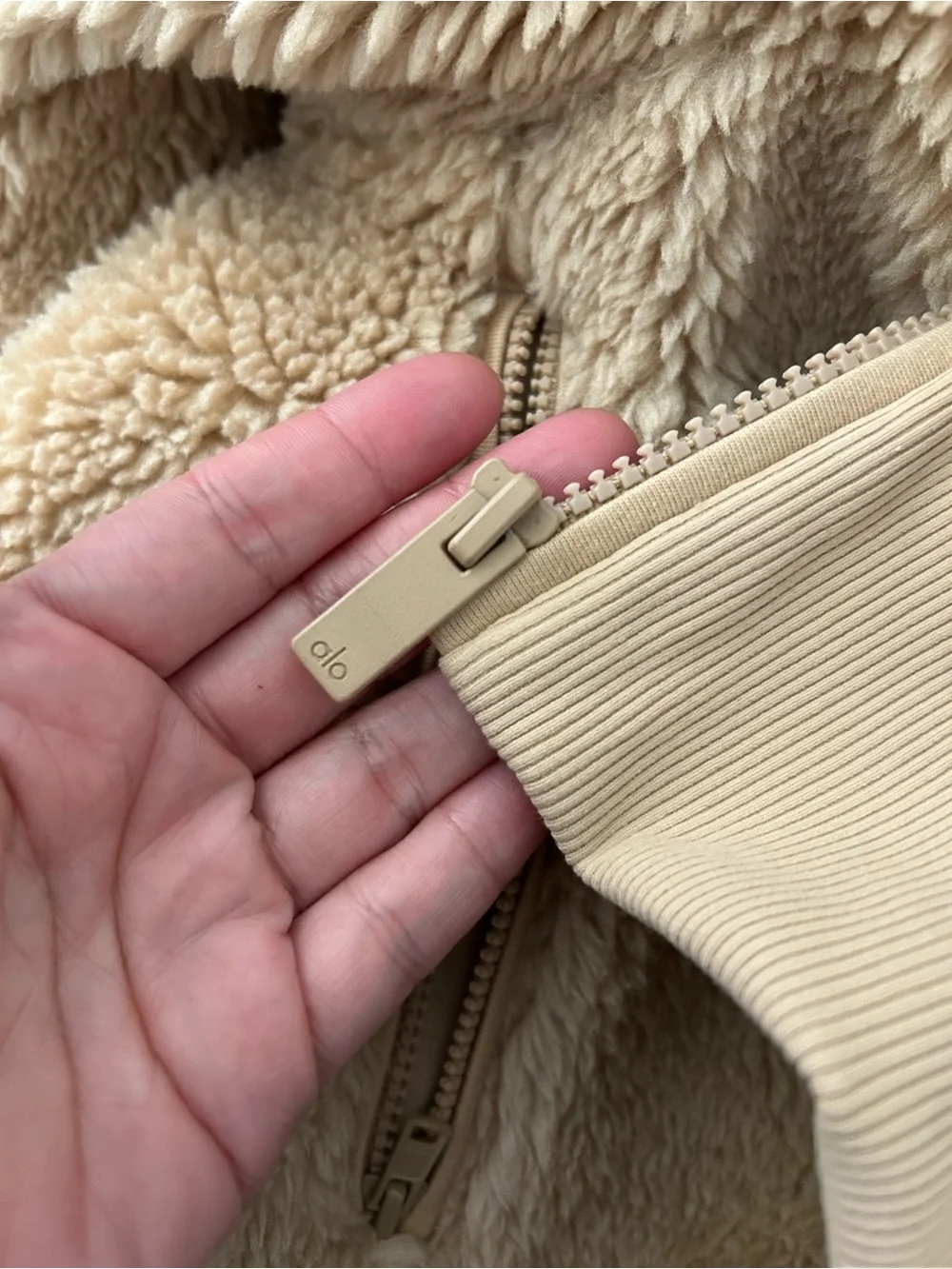 Alo Yoga Foxy Sherpa Jacket in Camel small